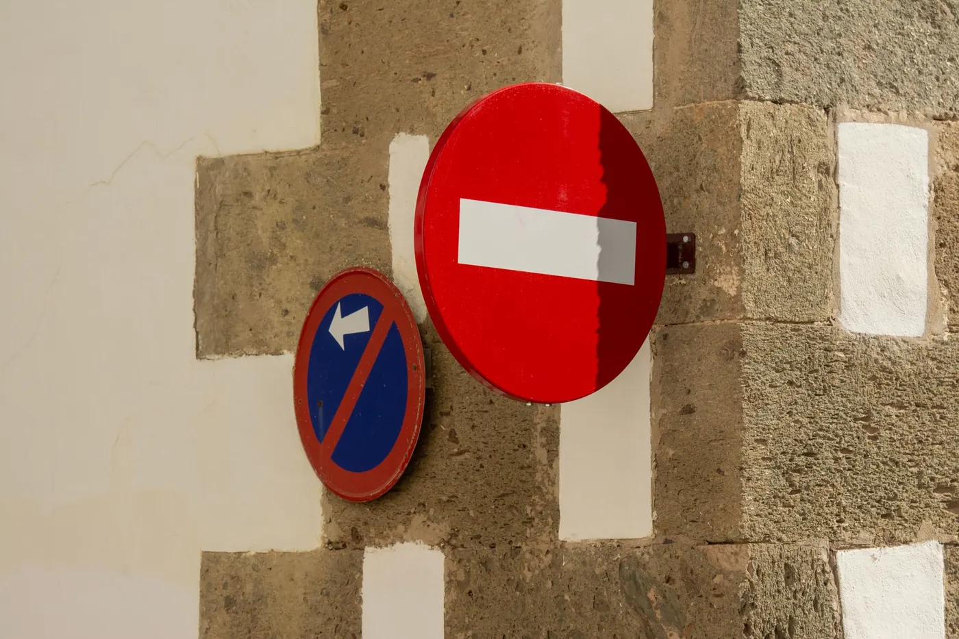 Panneau de signalisation, image de la règle qui autorise ou interdit l'accès