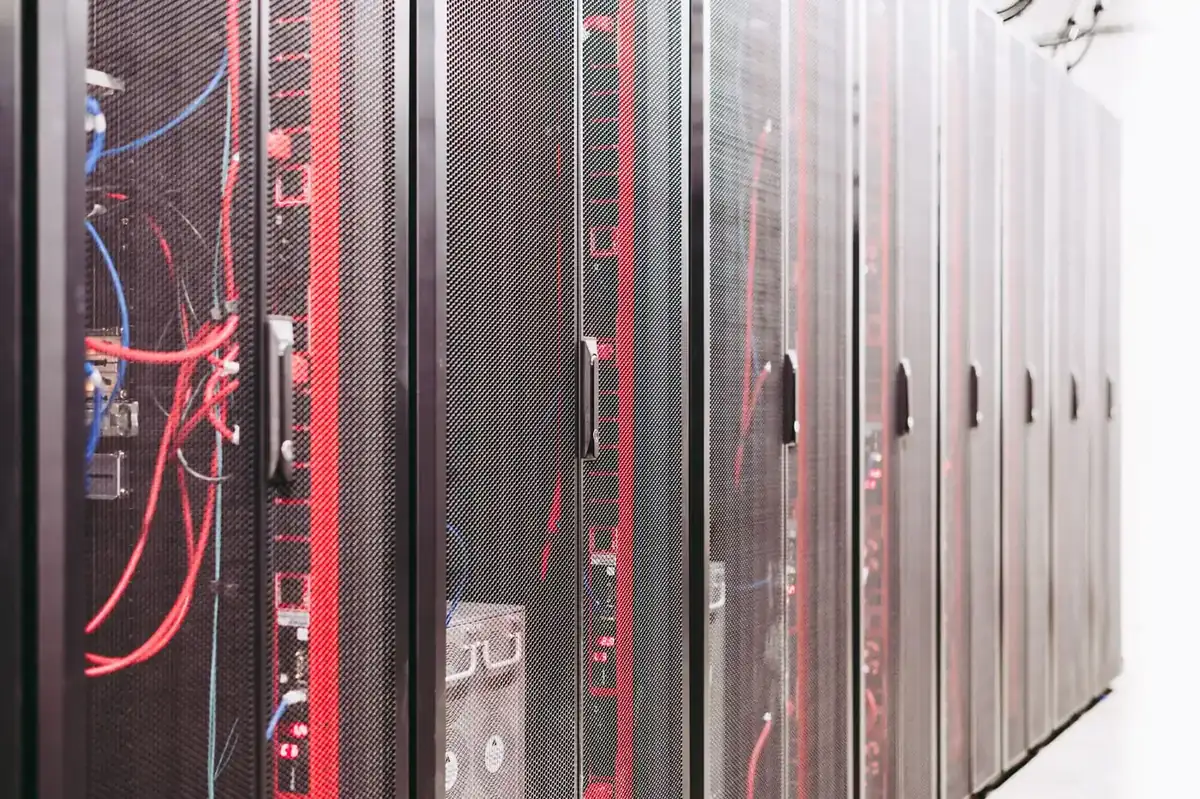Serveurs en rack, infrastructure d'un hébergeur web