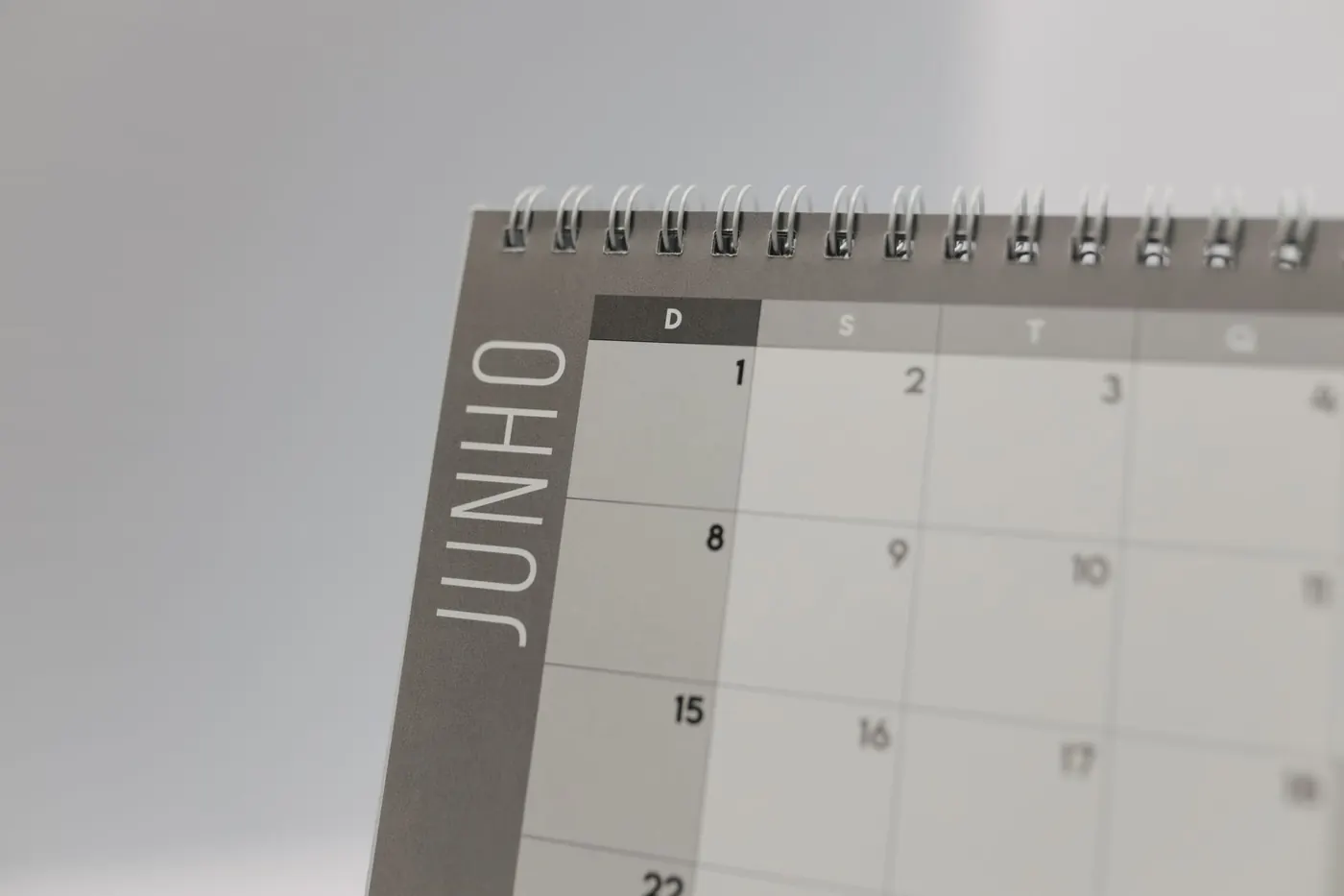 Calendrier de publication posé sur un bureau