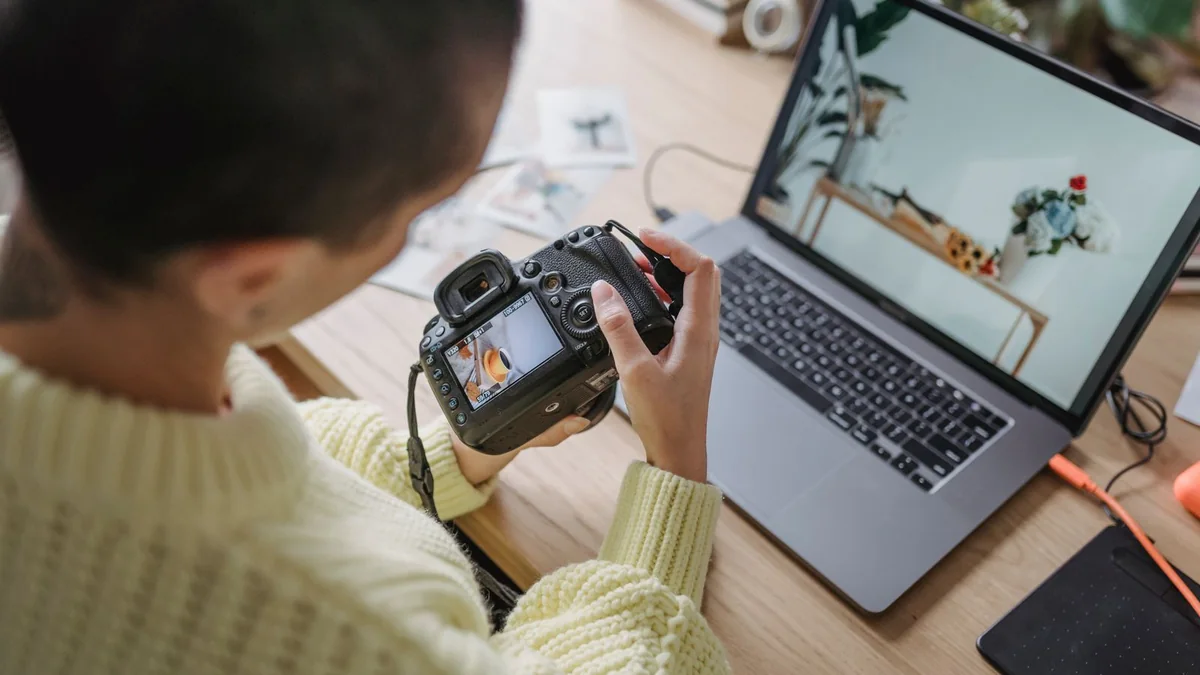 Photographe examinant ses images sur un écran