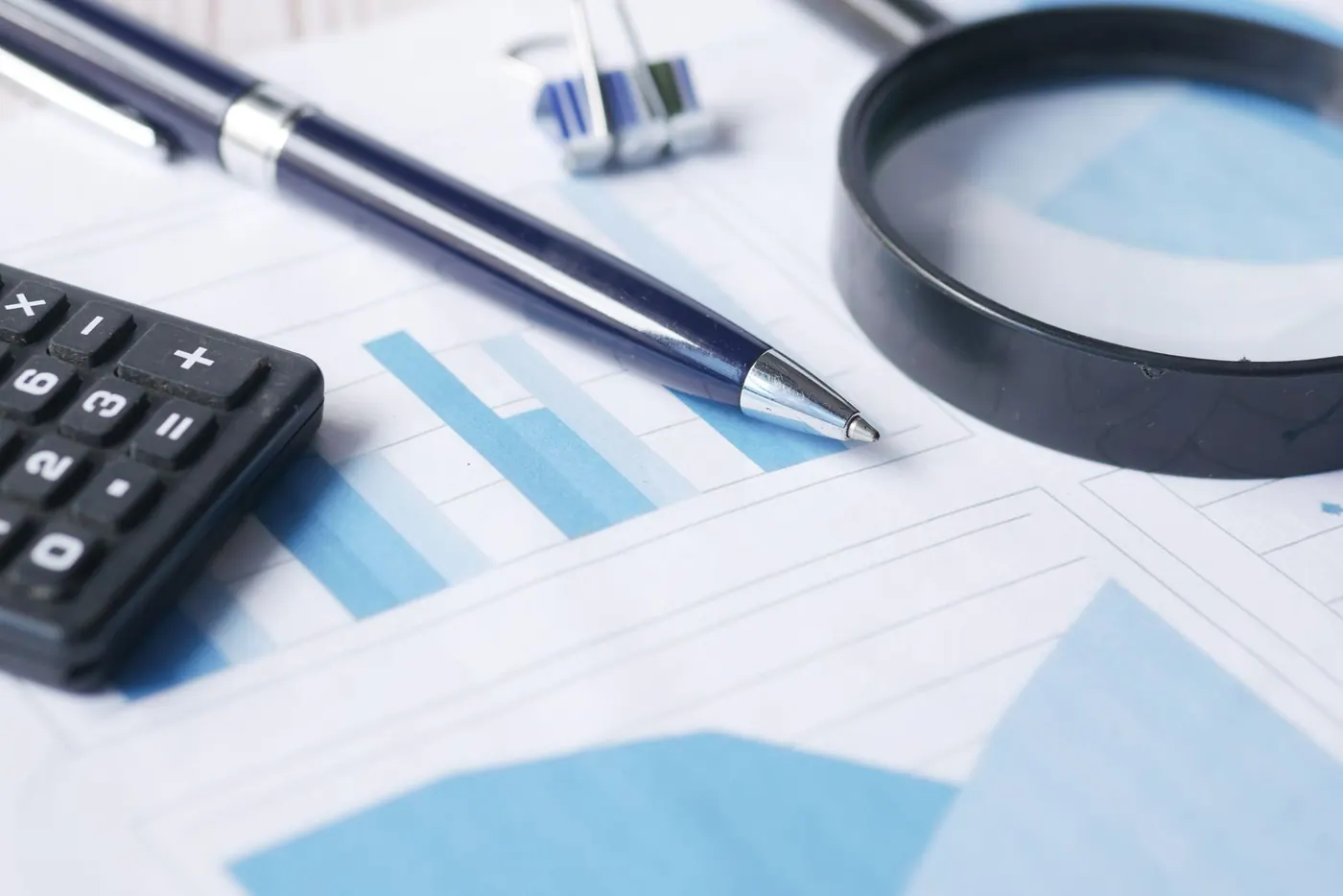 Loupe posée sur des documents, image de l'audit