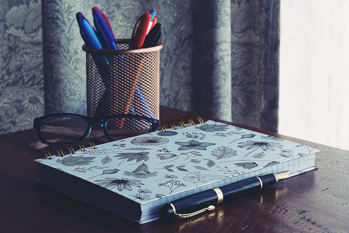 Carnet et stylo, image du travail éditorial en amont d'une publication