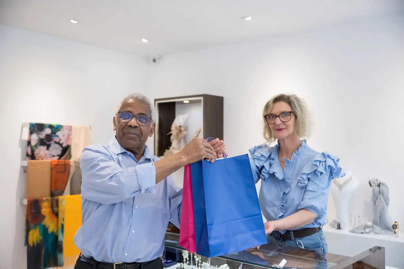 Commerce de proximité recevant un client